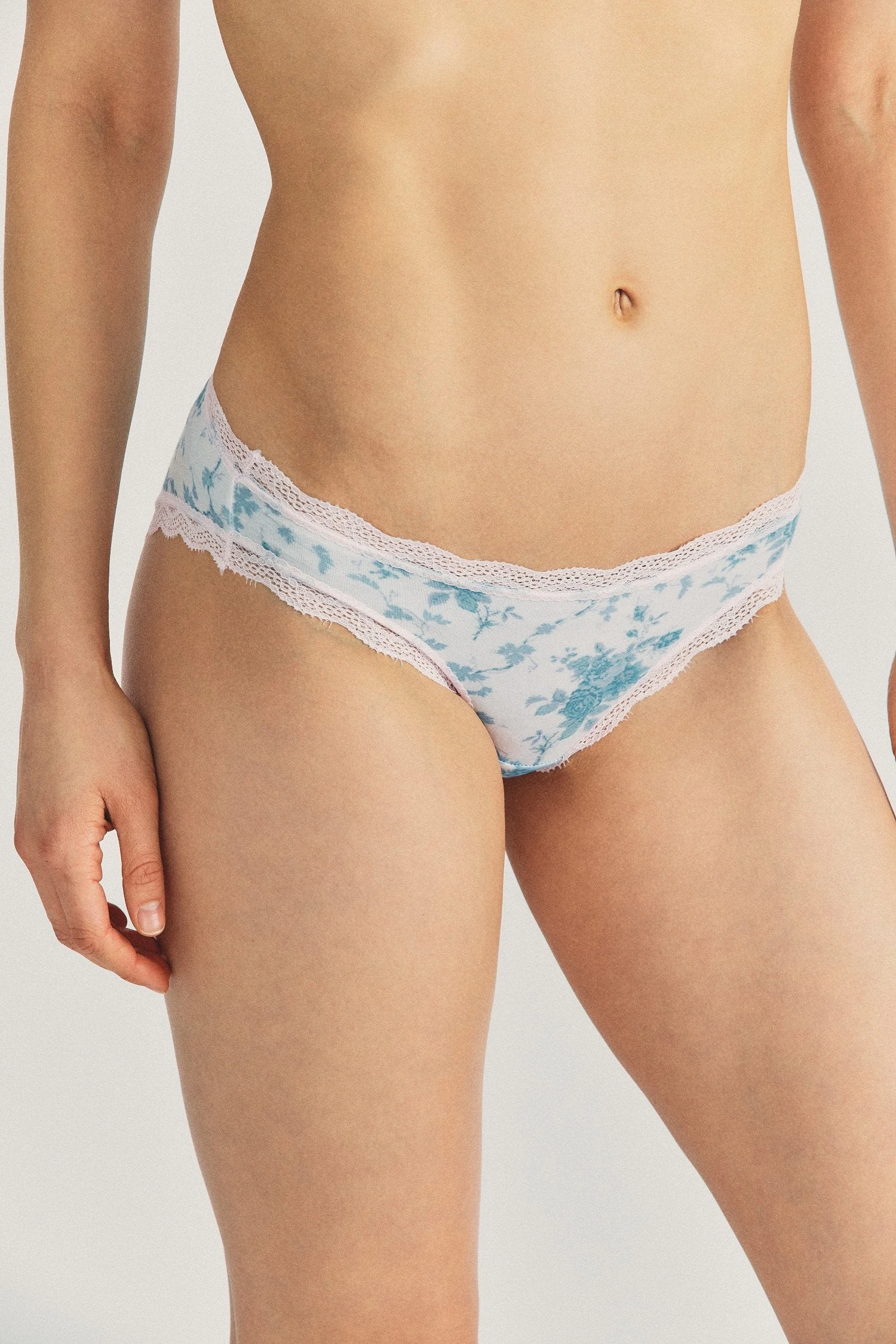 LoveShackFancy LSF X Stripe & Stare Lace Bralette & Underwear Set Sale 4 LoveShackFancy LSF X Stripe & Stare Lace Bralette & Underwear Set Sale