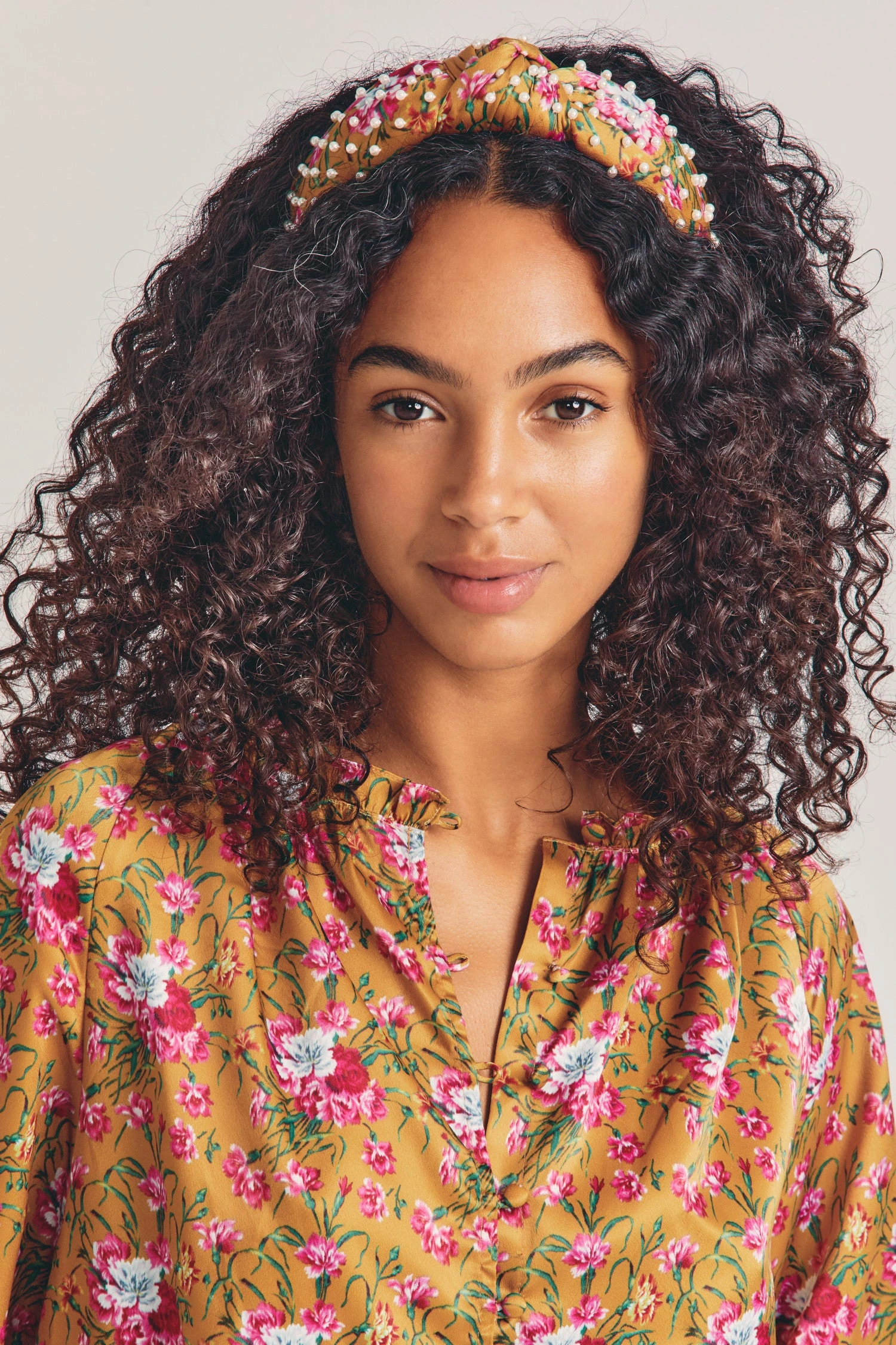 LoveShackFancy X Lele Sadoughi Mixed Pearl Knotted Headband Sale 1 LoveShackFancy X Lele Sadoughi Mixed Pearl Knotted Headband Sale